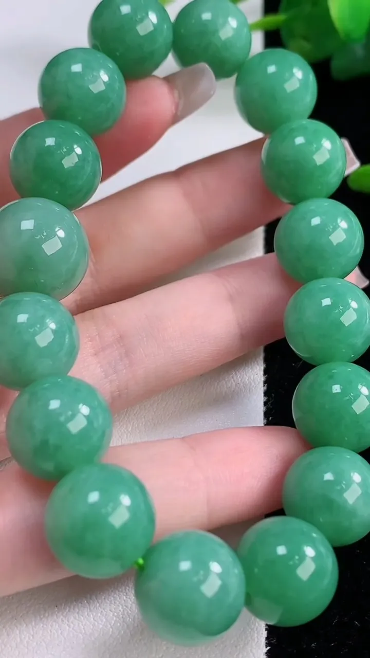 天然A货翡翠圆珠手串，尺寸14.7-16颗，重量:62.61g12月6日
工厂直销收藏佳品,种好水足，色泽均匀，有种有色，上手高大气！