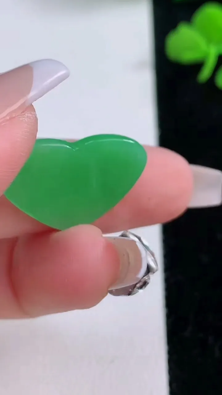 天然A货翡翠心形吊坠，尺寸23.7-15.9-2.4，重:2.25g
12月6日