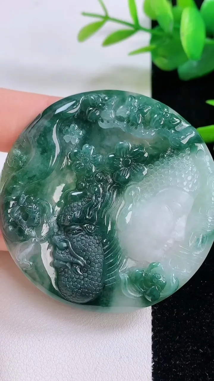 天然A货翡翠冰种飘花一念之间吊坠，尺寸54.4-5.5，重量:36.53g
12月6日