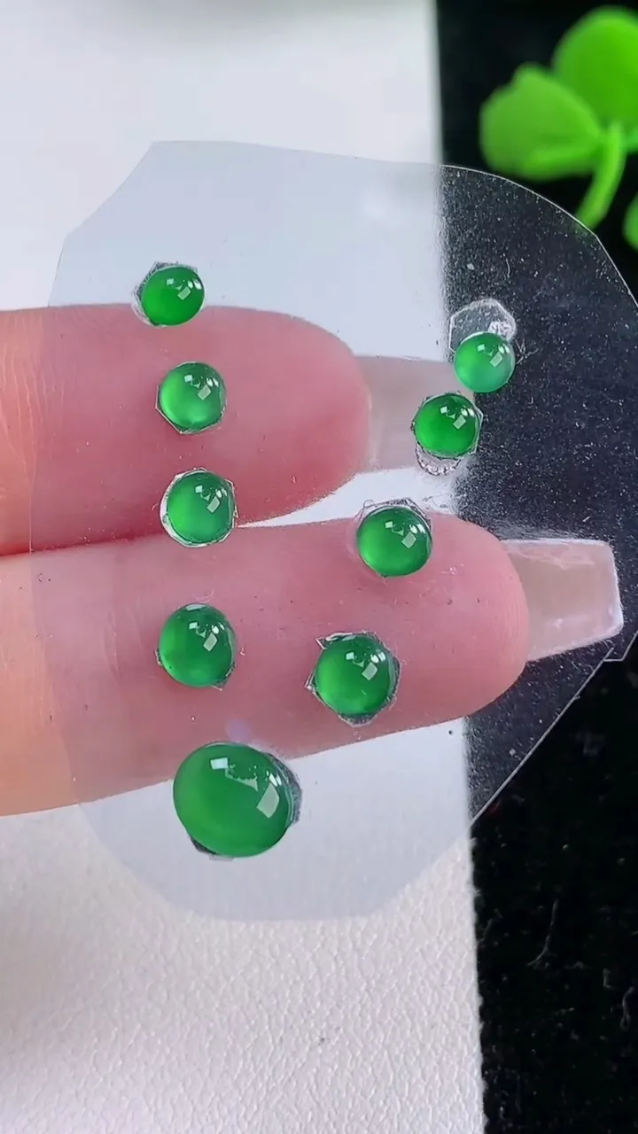 天然A货翡翠蛋面镶嵌件一手，尺寸7.6-3.5，重:0.81g
12月6日