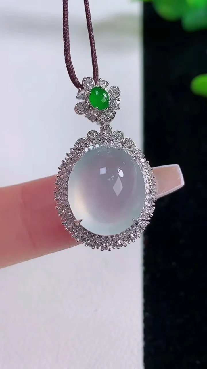 天然A货翡翠种白冰蛋面吊坠，尺寸28.2-15.8-10.4，裸石13.6-11.8重量:4.35g
12月6日