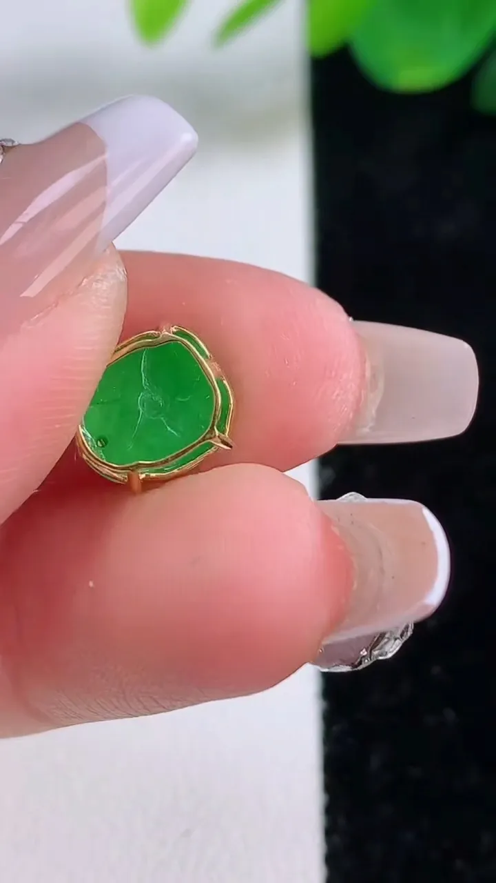 天然A货翡翠满绿蛋面吊坠，尺寸8.4-8.5-7.9，重量:1.01g
12月6日