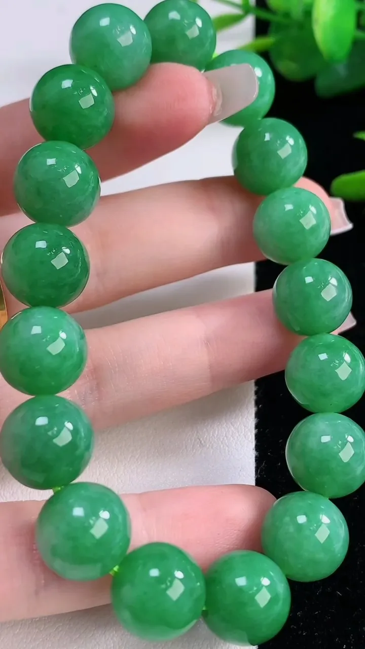 天然A货翡翠圆珠手串，尺寸11.8-17颗，重量:50.58g12月6日
工厂直销收藏佳品,种好水足，色泽均匀，有种有色，上手高大气！