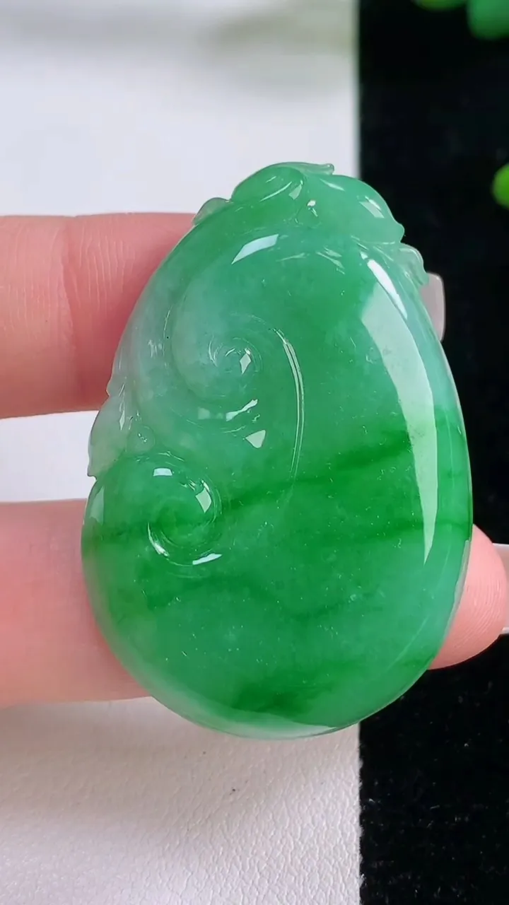 天然A货翡翠如意吊坠，尺寸43.7-29.5-5.8，重量:15.74g
12月6日