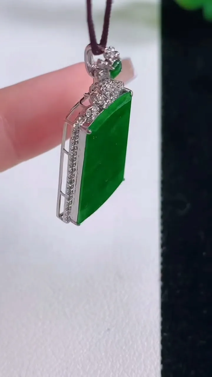 天然A货翡翠无事牌吊坠，尺寸33.4-15.3-4.4，裸石22.6-14重量:2.94g
12月6日