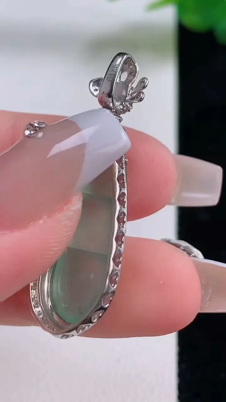 天然A货翡翠福豆吊坠，尺寸37.2-11.8-8，裸石24.4-8.4重量:3.57g
12月6日