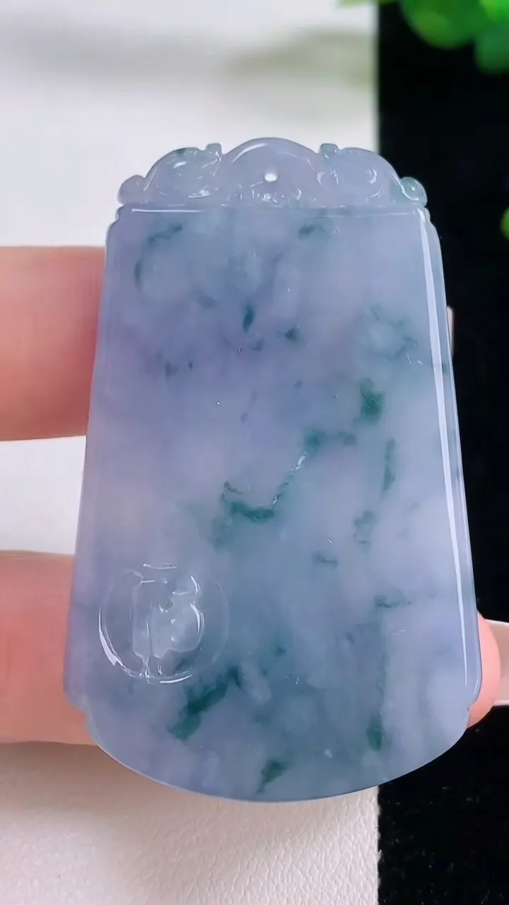 天然A货翡翠紫罗兰飘花仿古无事牌吊坠，尺寸52.6-33.3-6，重量:26.49g
12月6日