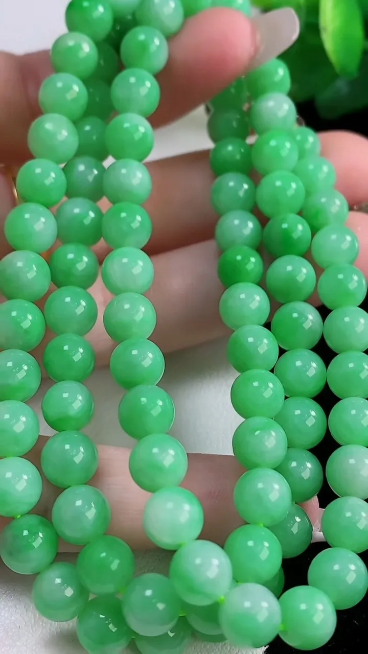 天然A货翡翠圆珠项链，尺寸6.4-90颗，重量:61.39g
12月6日