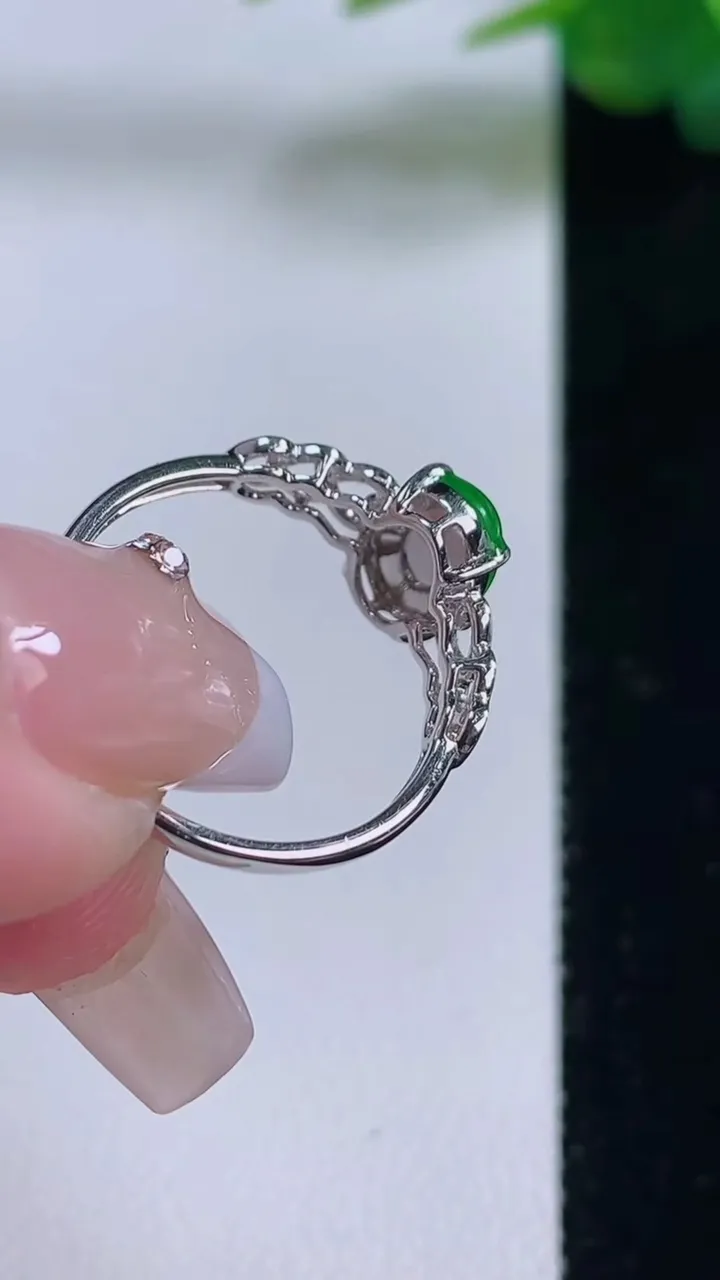 天然A货翡翠蛋面戒指，尺寸17.6-8.8-6-5.2，重量:2.27g2025年12月6日
工厂直销收藏佳品,种好水足，色泽均匀，有种有色，上手高大气！