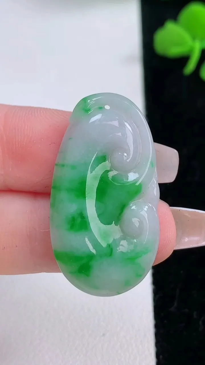 天然A货翡翠如意吊坠，尺寸33.4-18-3，重:3.76g
12月6日