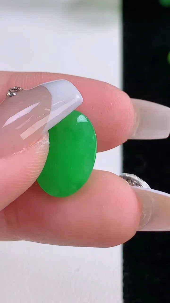 天然A货翡翠蛋面镶嵌件，尺寸14.7-11.2-6.3，重量:1.73g
12月6日