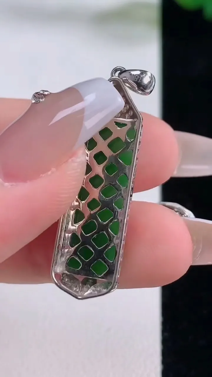 天然A货翡翠无事牌吊坠，尺寸37.4-9.3-6.3，裸石23.4-7.7重量:3.67g
12月6日