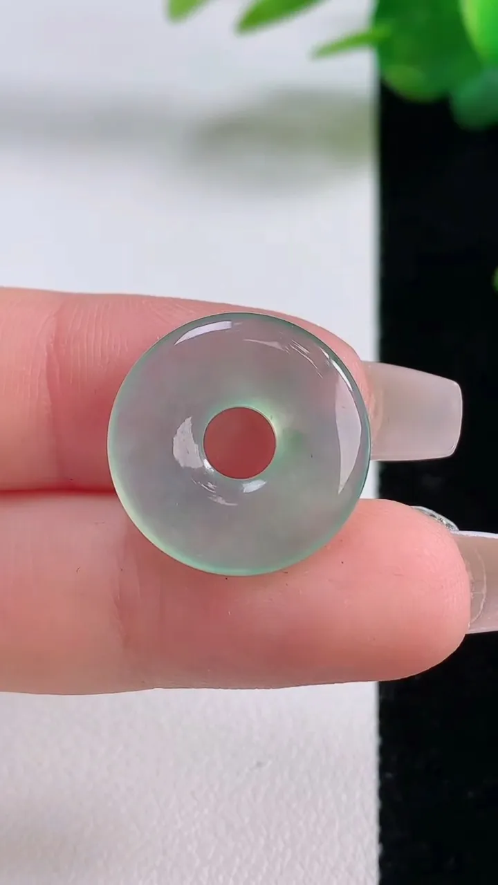 天然A货翡翠冰种飘花平安扣吊坠，尺寸18.3-3，重量:2.35g
12月6日