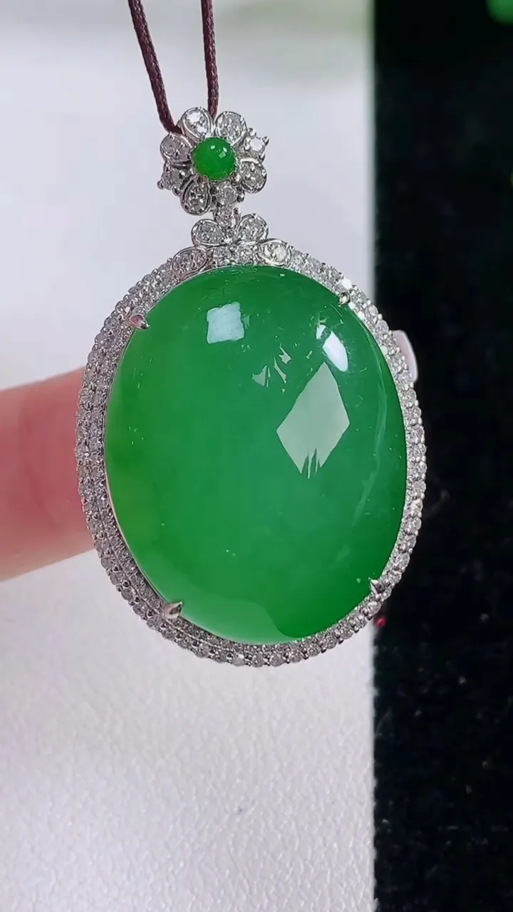 天然A货翡翠蛋面吊坠，尺寸37.3-23-12.7，裸石24.5-19.2重量:13.46g
12月