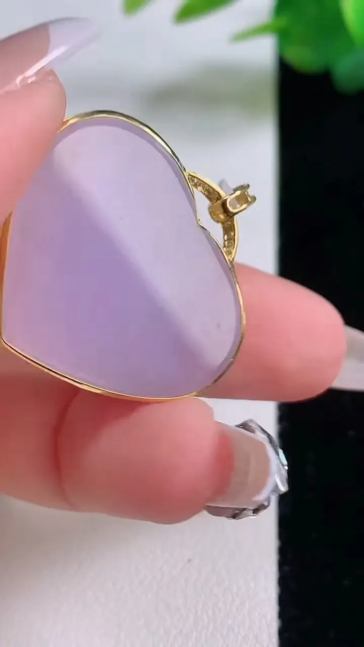 天然A货翡翠18K金紫罗兰心形吊坠，尺寸25-30-4.9，重量:8.79g
12月6日