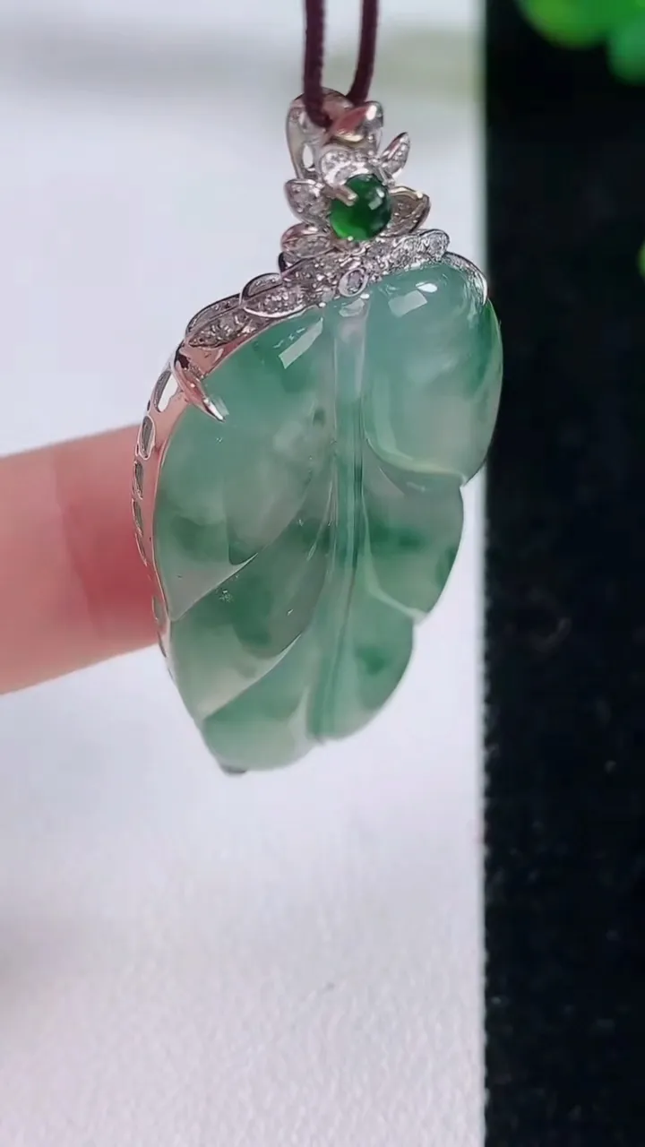 天然A货翡翠种飘花金枝玉叶 叶子吊坠，尺寸50.6-40-21.7-6.5，重量:8.39g
12月6日