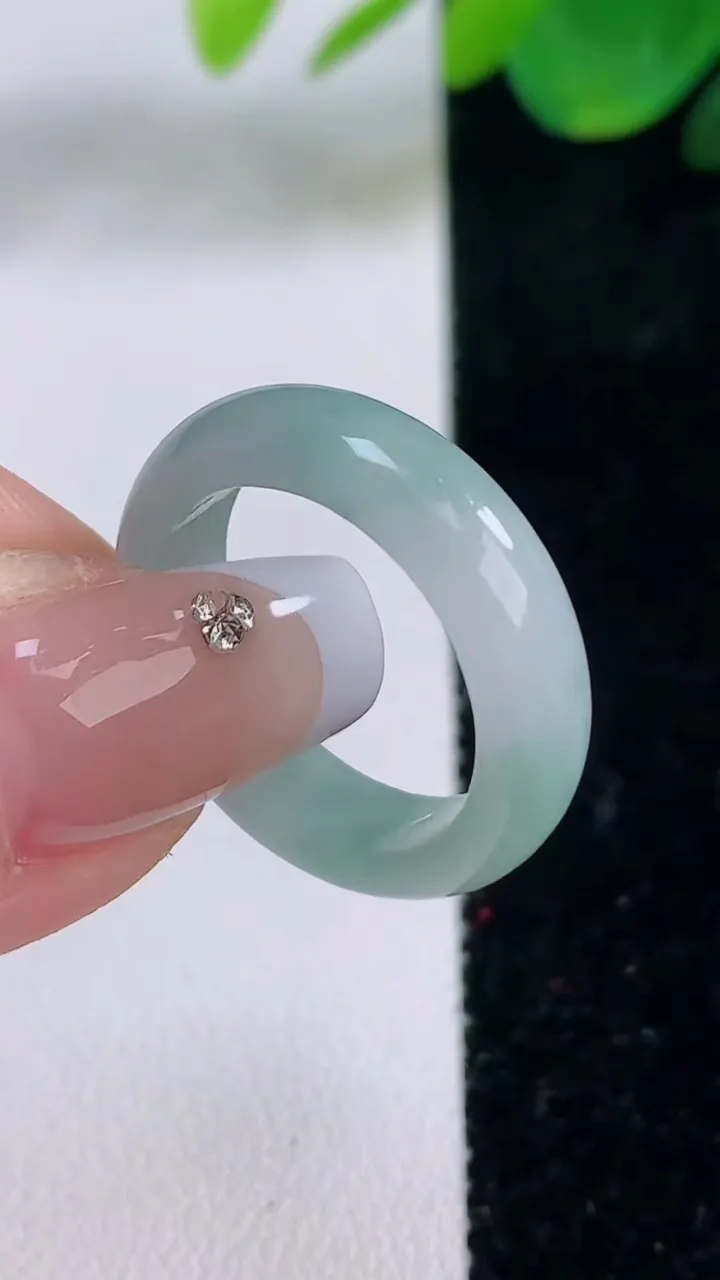 天然A货翡翠飘花指环戒指，尺寸18-5.7-2.9，重量:3.72g2025年12月6日
工厂直销收藏佳品,种好水足，色泽均匀，有种有色，上手高大气！