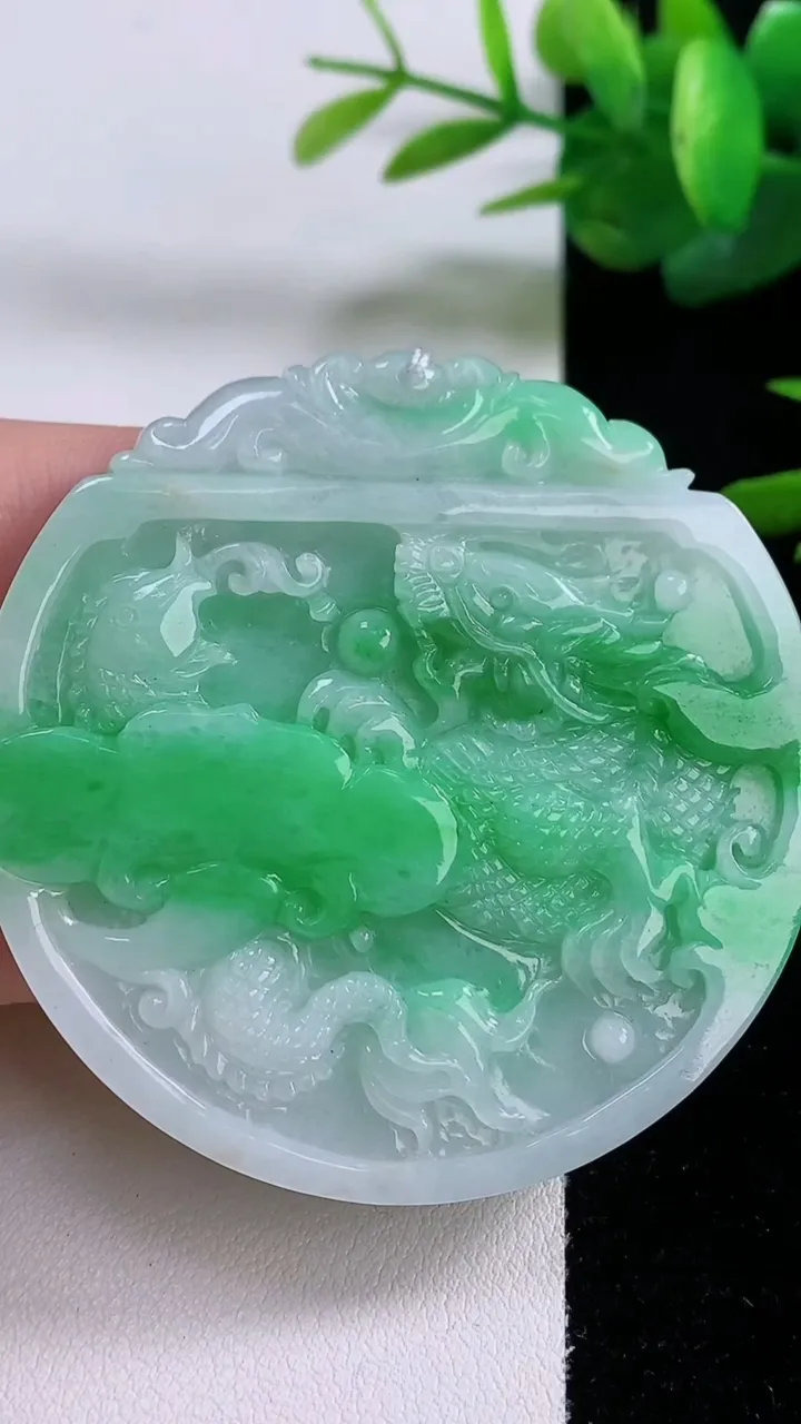 天然A货翡翠龙牌吊坠，尺寸54.5-6.5，重量:45.70g
12月6日