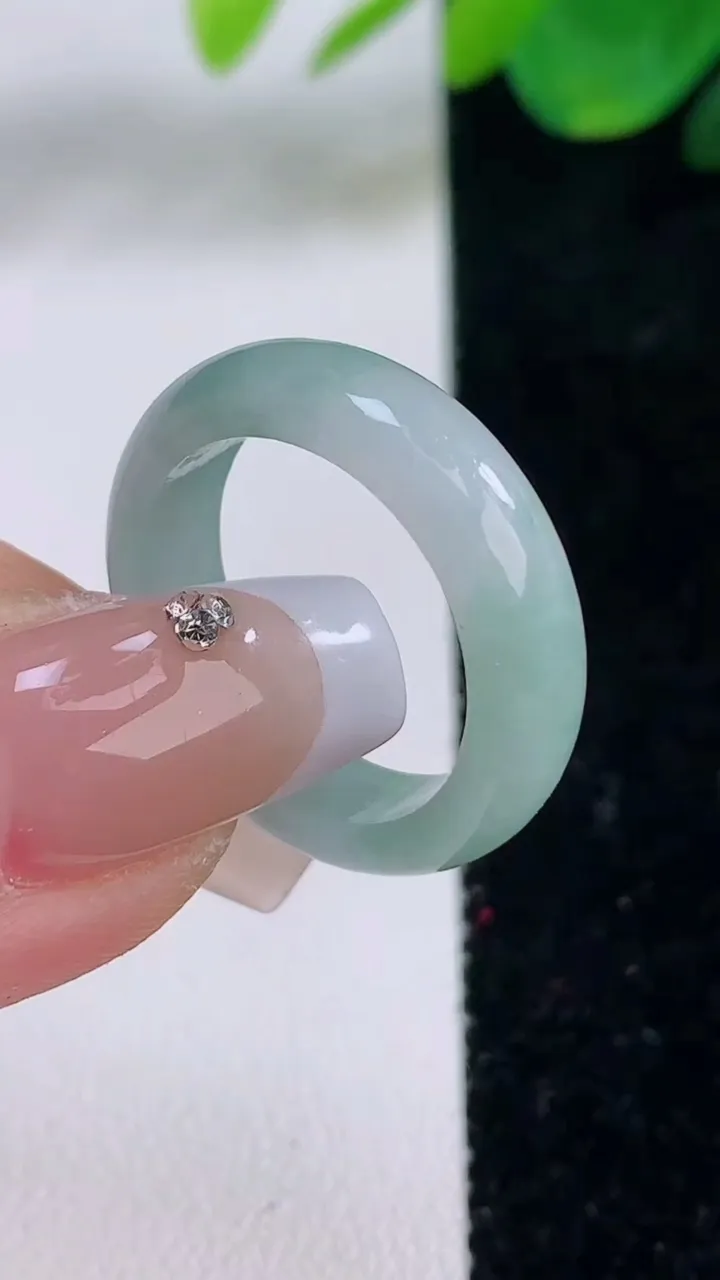 天然A货翡翠飘花指环戒指，尺寸18-5.7-2.9，重量:3.72g2025年12月6日
工厂直销收