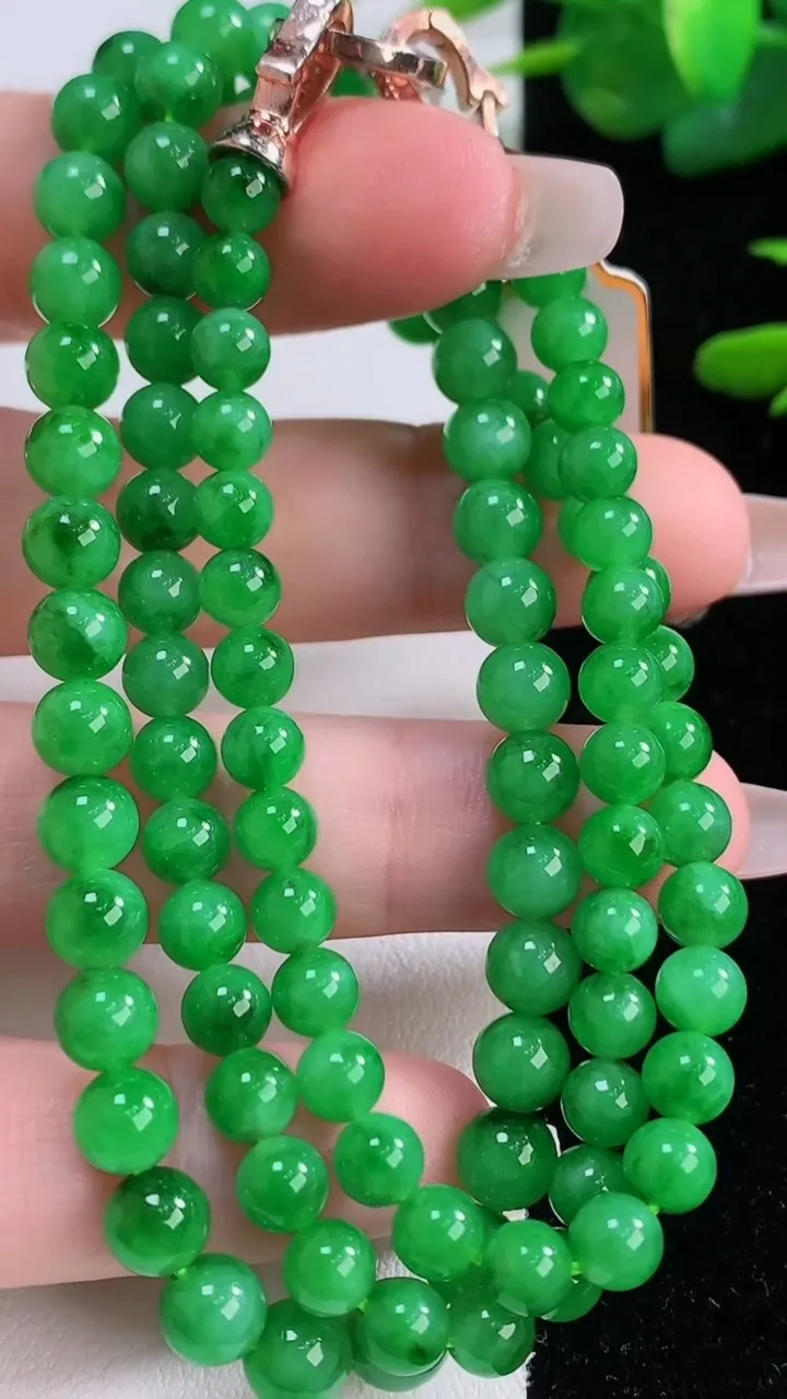 天然A货翡翠圆珠项链，尺寸6.5-99颗，重量:31.63g12月6日
工厂直销收藏佳品,种好水足，色泽均匀，有种有色，上手高大气！