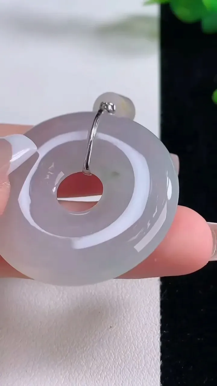 天然A货翡翠种飘花平安扣吊坠，尺寸38-6，重量:19.14g
12月6日