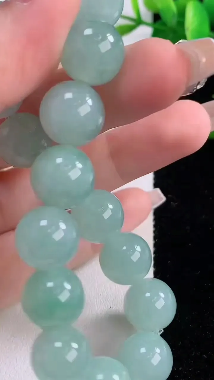 天然A货翡翠圆珠手串，尺寸12.2-17颗，重量:53.21g12月6日
工厂直销收藏佳品,种好水足，色泽均匀，有种有色，上手高大气！