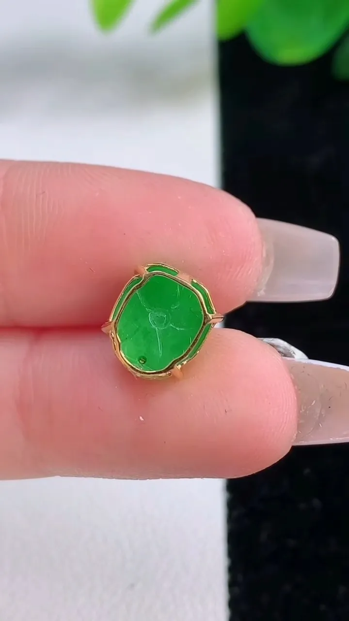 天然A货翡翠满绿蛋面吊坠，尺寸8.4-8.5-7.9，重量:1.01g
12月6日