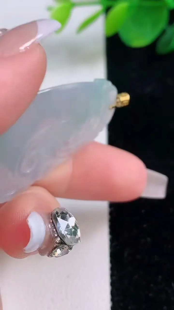 天然A货翡翠如意吊坠，尺寸42-25.6-3.8，重量:7.39g
12月6日