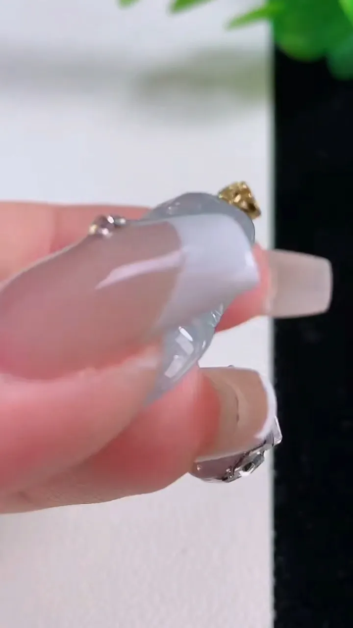 天然A货翡翠佛公吊坠，尺寸32.8-35-5.6，重量:10.00g
12月6日