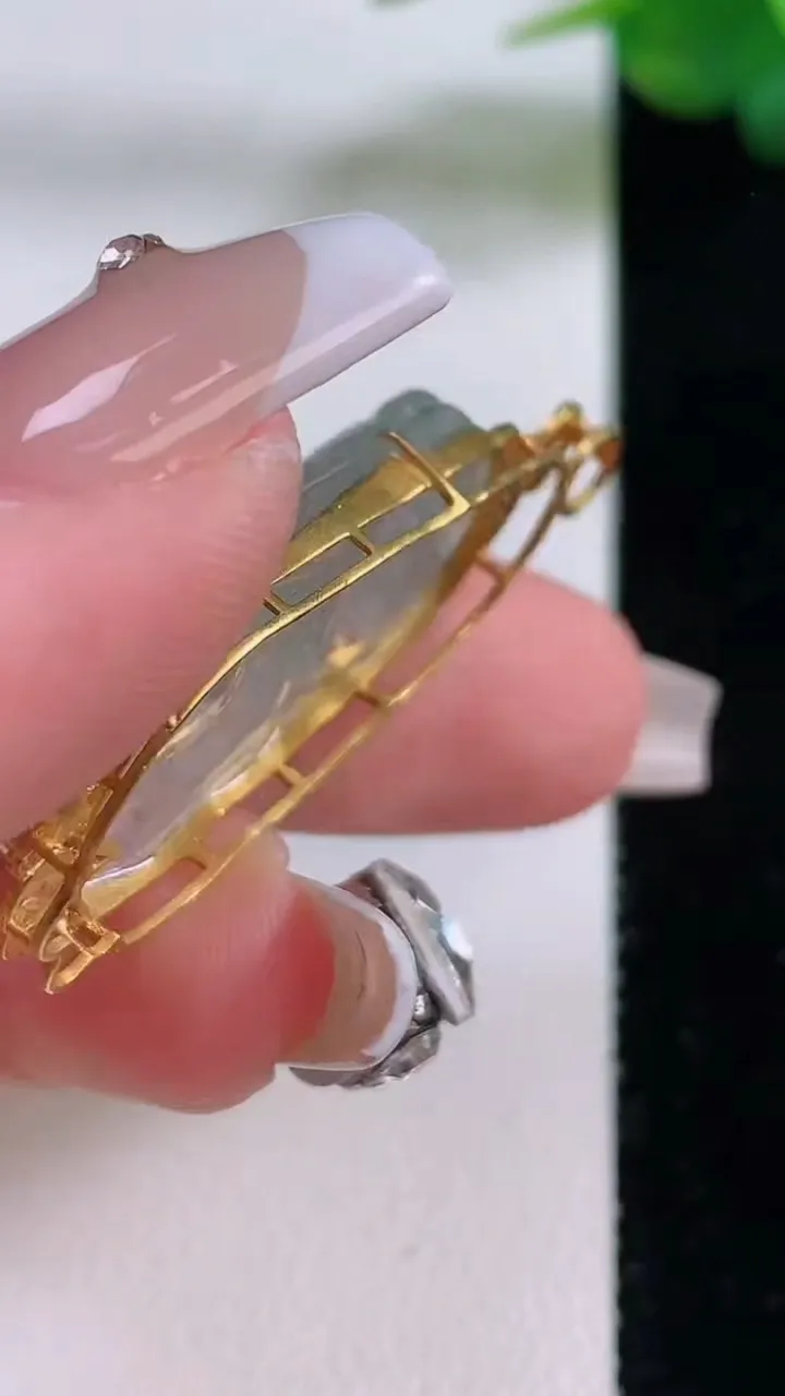 天然A货翡翠种飘花一鸣惊人吊坠，尺寸39.4-27.4-16.6-8，重量:6.32g
12月6日