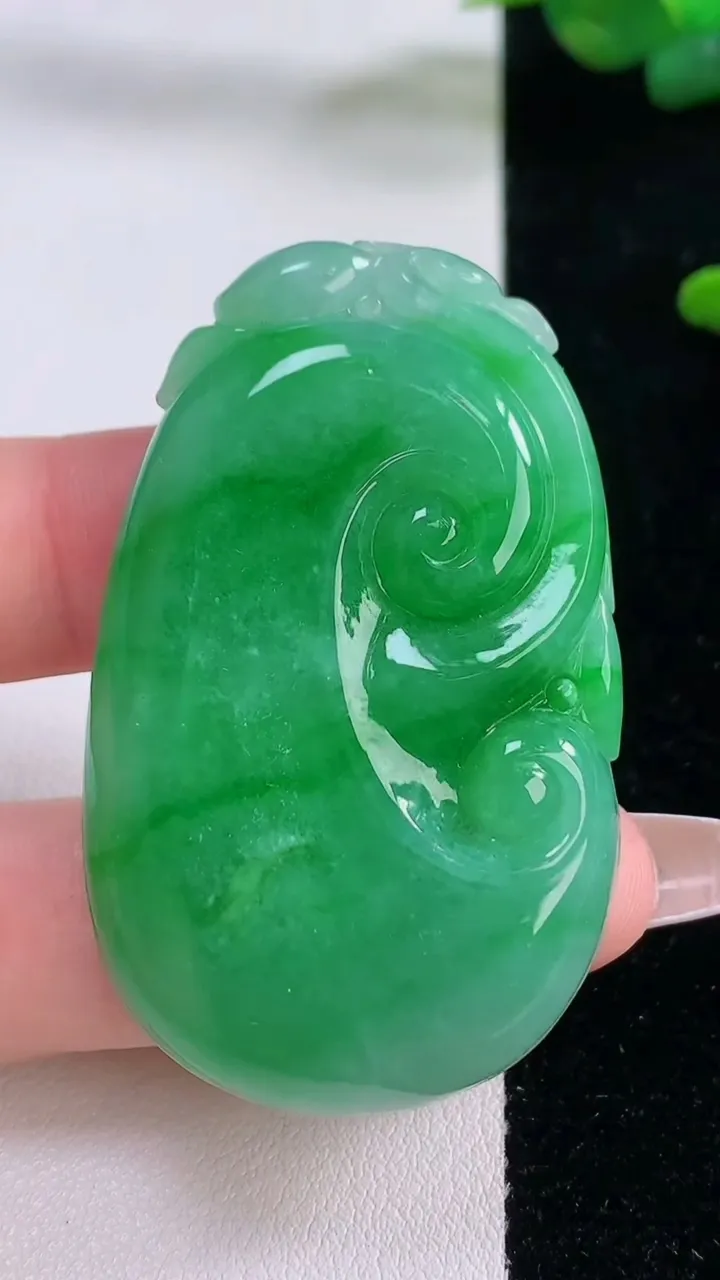 天然A货翡翠如意吊坠，尺寸53.4-32.7-7.5，重量:29.28g
12月6日