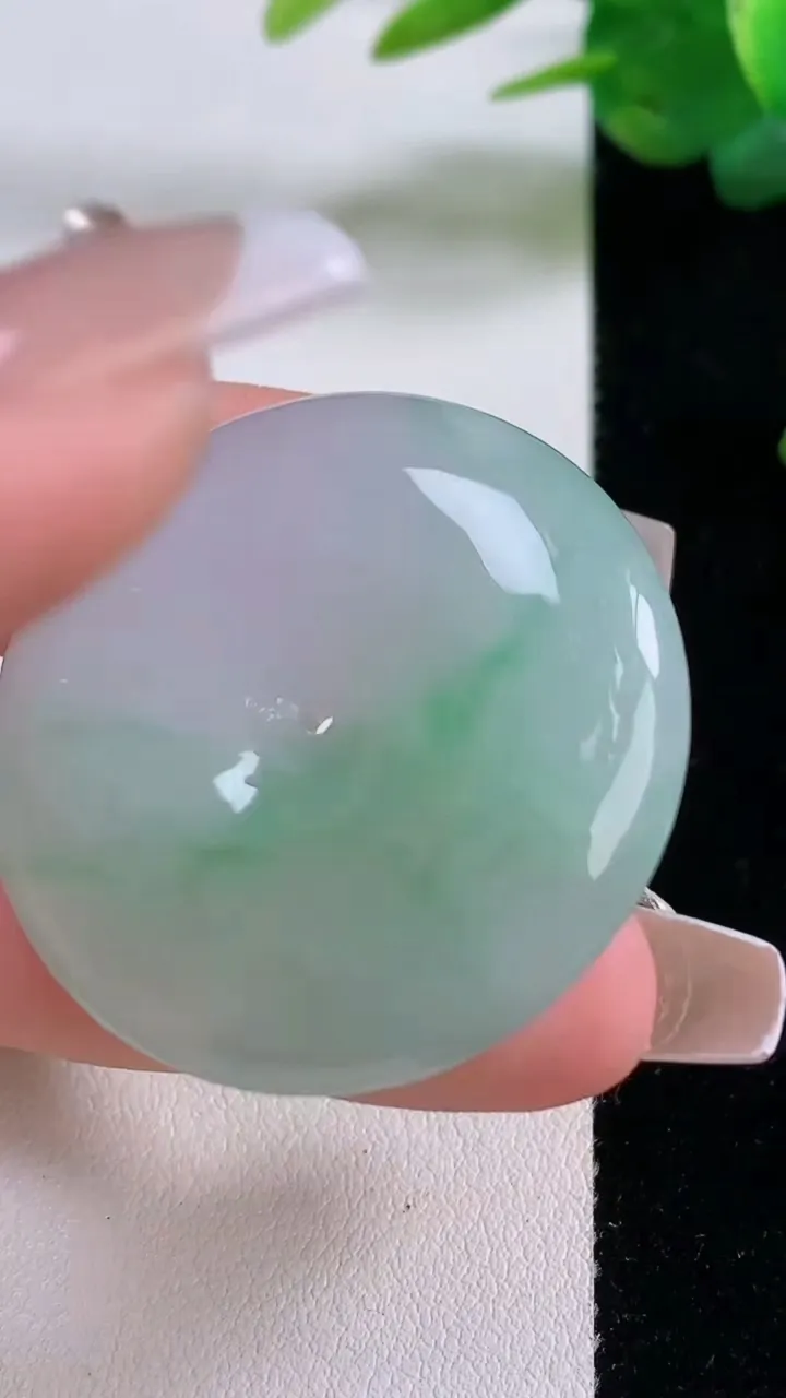 天然A货翡翠平安扣吊坠，尺寸36.6-8.6，重量:26.64g
12月6日