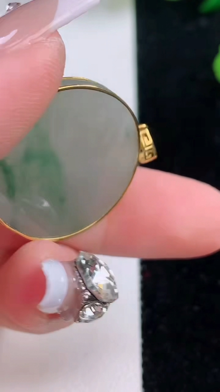 天然A货翡翠无事牌吊坠，尺寸25.5-3.2，重:5.36g
12月6日