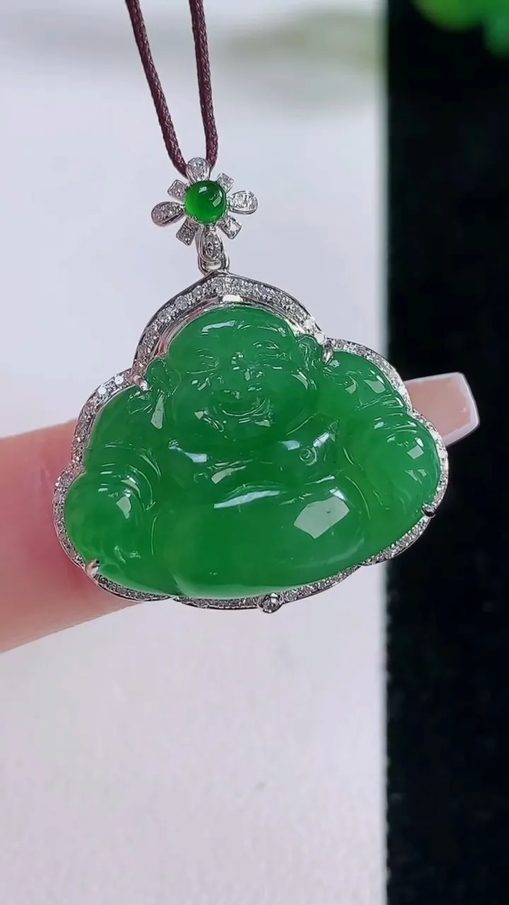 天然A货翡翠佛公吊坠，尺寸26.3-24.6-6.5，裸石17.4-22.8重量:5.09g
12月6日