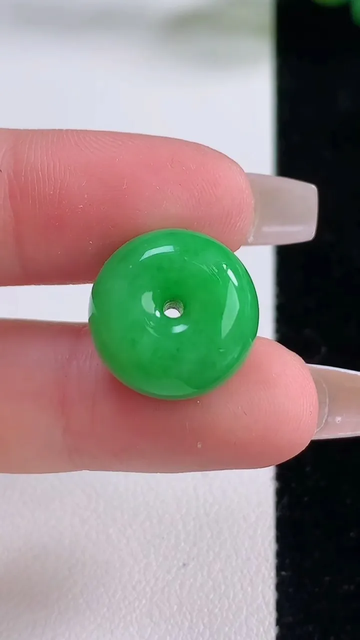 天然A货翡翠路路通吊坠，尺寸15.7-11，重量:5.90g
12月6日