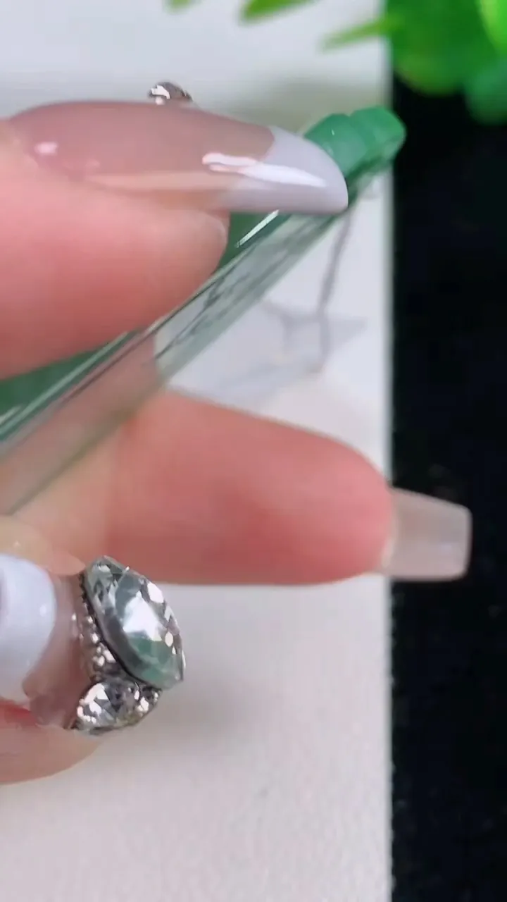 天然A货翡翠山水牌吊坠，尺寸63-36-5.4，重量:30.17g
12月6日