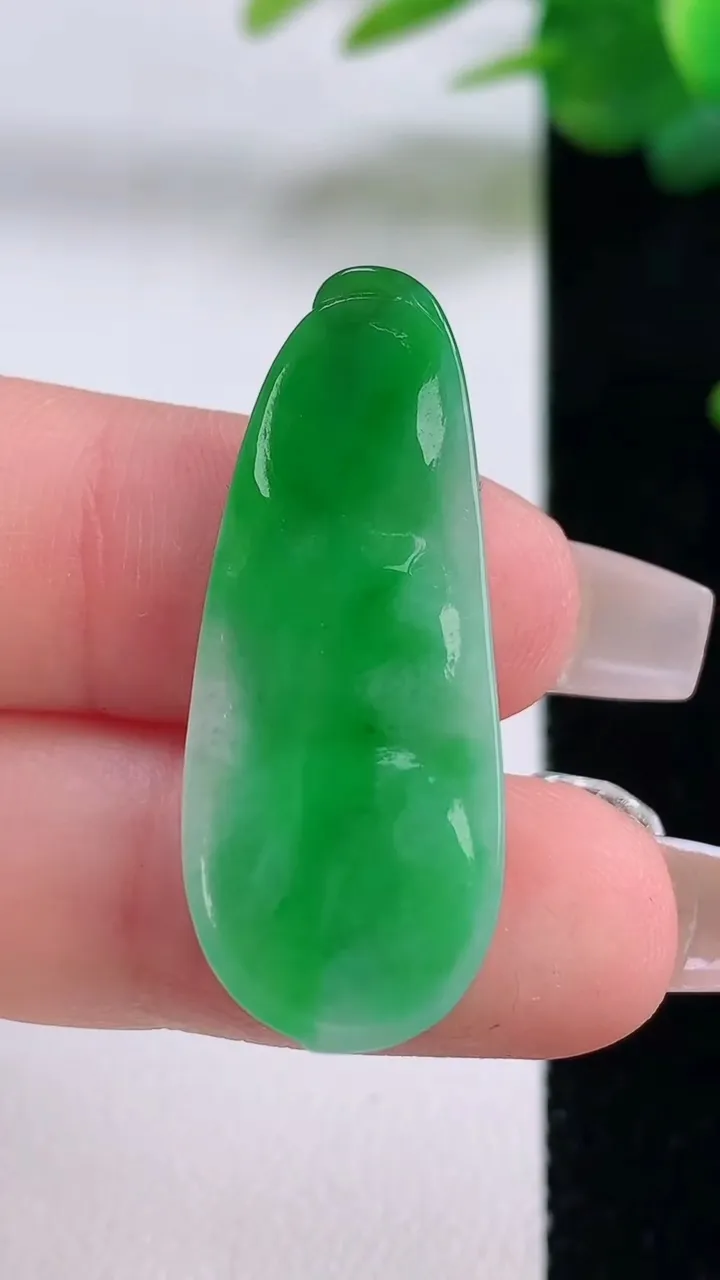 天然A货翡翠福豆吊坠，尺寸34-13.8-3.5，重量:3.37g
12月6日