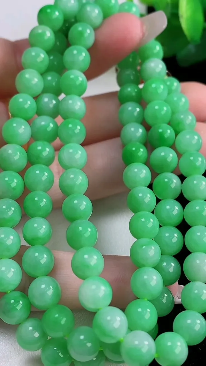 天然A货翡翠圆珠项链，尺寸6.4-90颗，重量:61.39g
12月6日
