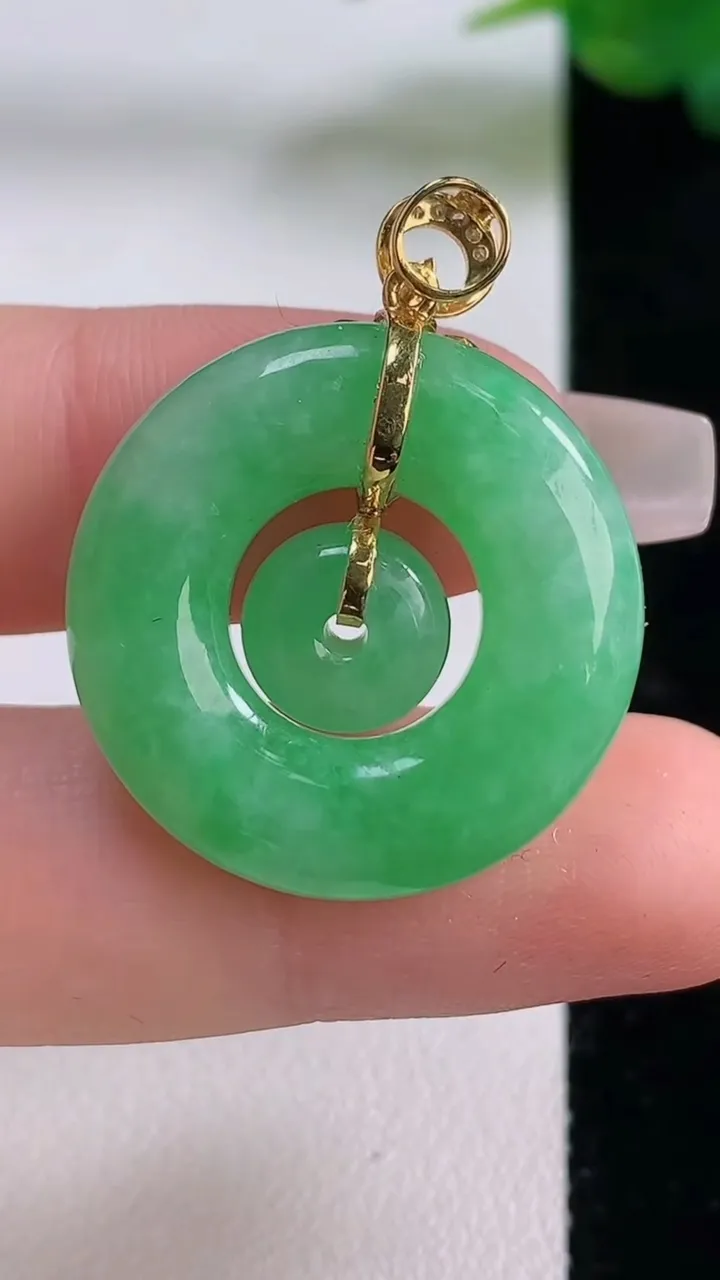 天然A货翡翠母子平安扣吊坠，尺寸25-5.8，重量:8.44g
12月6日
