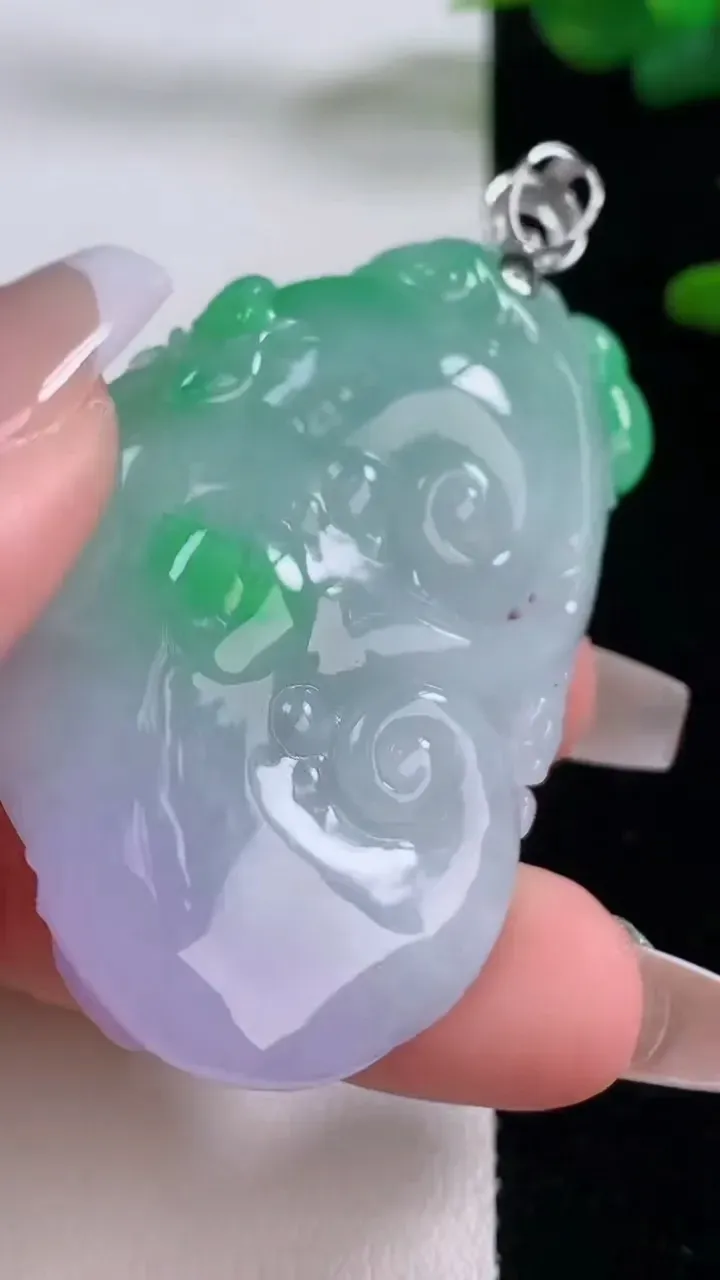 天然A货翡翠如意吊坠，尺寸53.4-34.8-12.5，重量:42.95g
12月6日