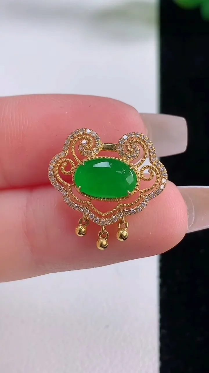 天然A货翡翠蛋面吊坠，尺寸15.4-17.6-5.2，裸石5.4-9重量:1.81g
12月6日