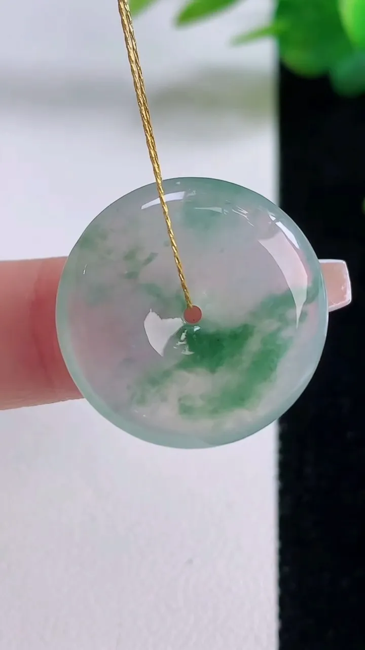 天然A货翡翠冰种飘花平安扣吊坠，尺寸22.6-4.6，重量:5.01g
12月6日