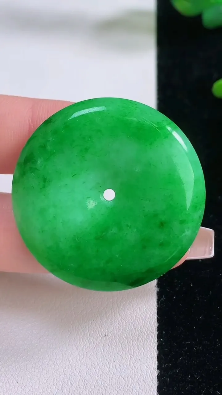 天然A货翡翠平安扣吊坠，尺寸37-5.4，重量:15.89g
12月6日