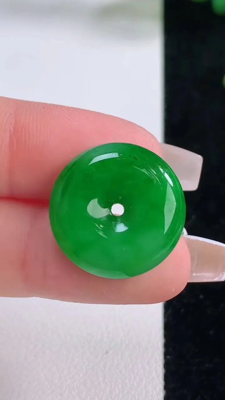 天然A货翡翠平安扣吊坠，尺寸19-5.5，重量:4.41g
12月6日