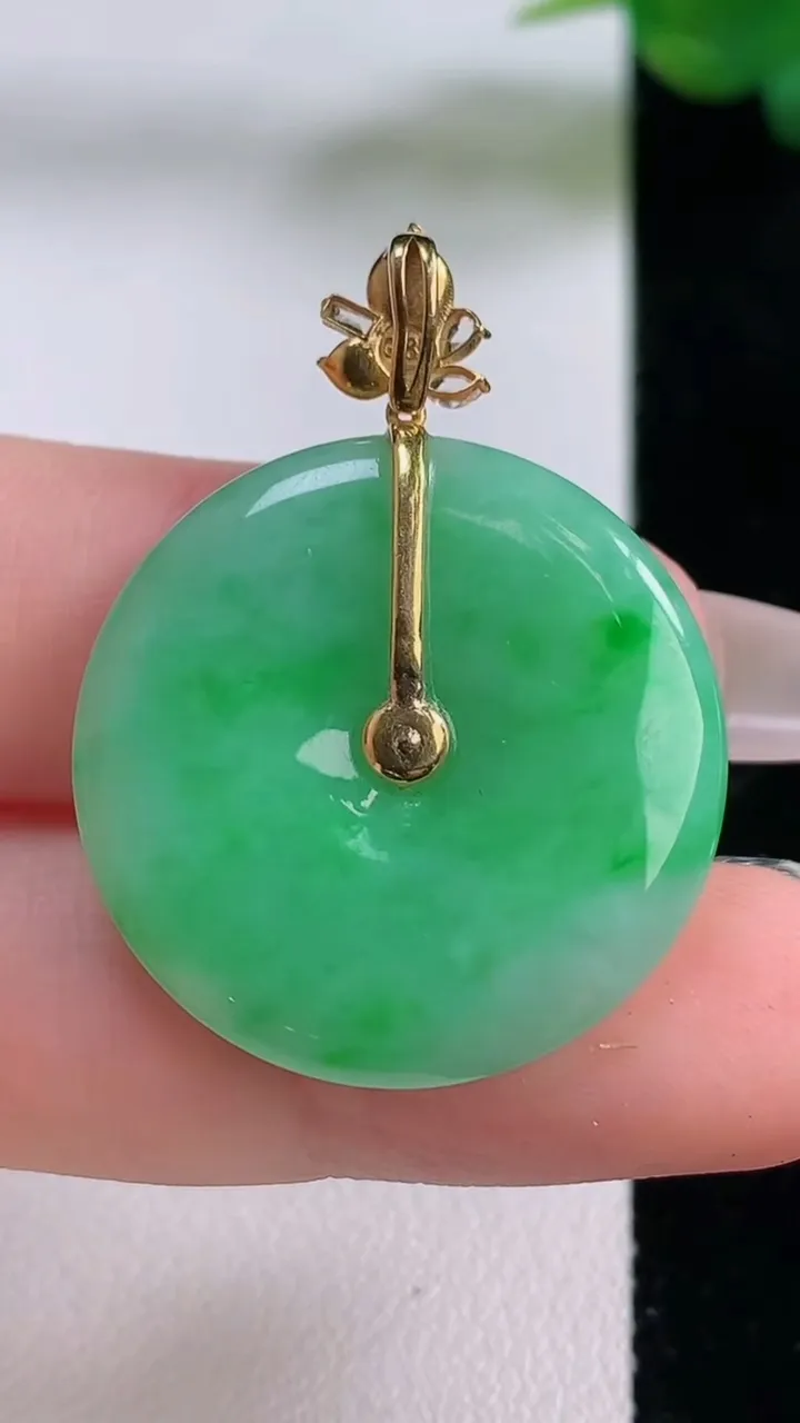 天然A货翡翠平安扣吊坠，尺寸28.4-3.8，重量:6.51g
12月6日