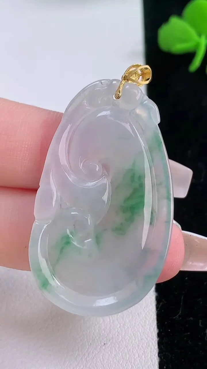 天然A货翡翠如意吊坠，尺寸46.5-24.6-3.7，重:6.66g
12月6日