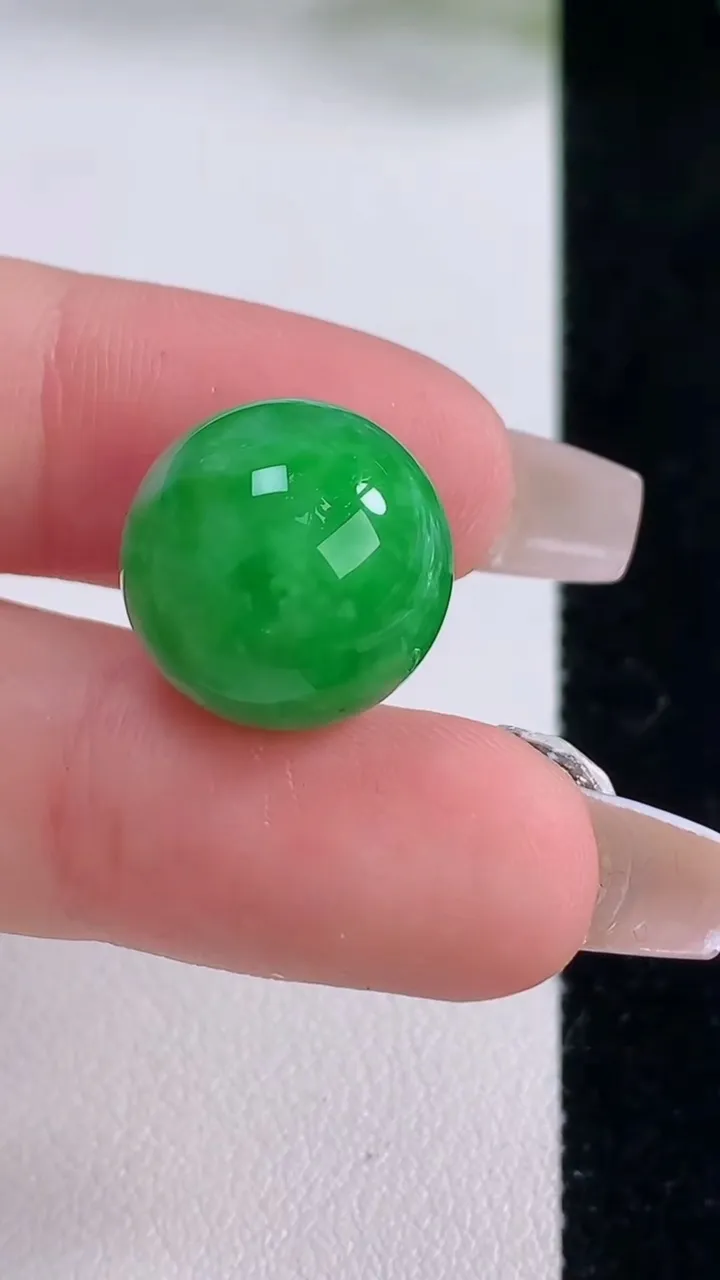 天然A货翡翠圆珠镶嵌件，尺寸15，重量:6.27g12月6日
工厂直销收藏佳品,种好水足，色泽均匀，有种有色，上手高大气！