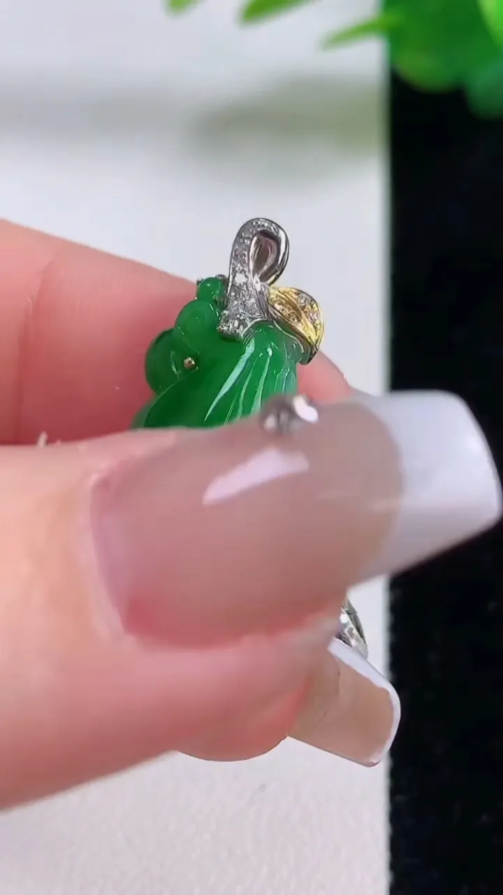 天然A货翡翠葫芦吊坠，尺寸24.8-14.6-6，重量:4.64g
12月6日