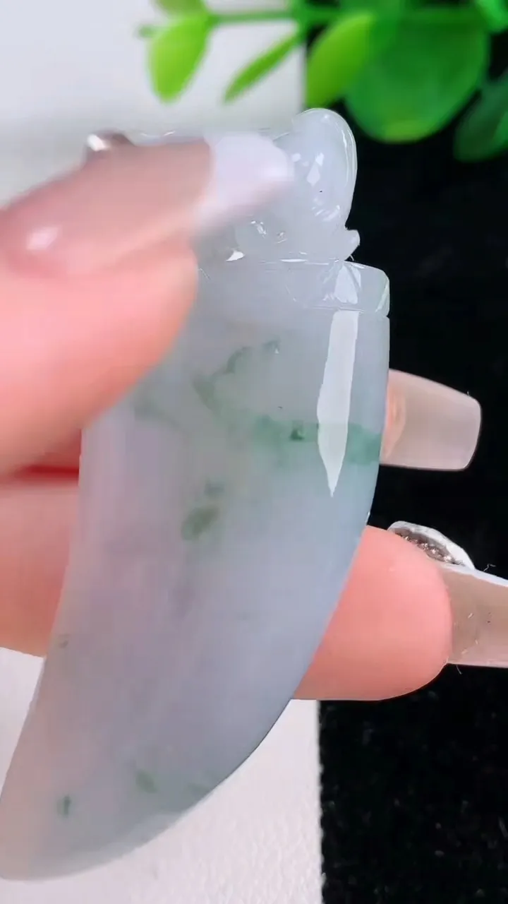 天然A货翡翠飘花龙牙吊坠，尺寸59-22.7-10.6，重量:29.10g
12月6日