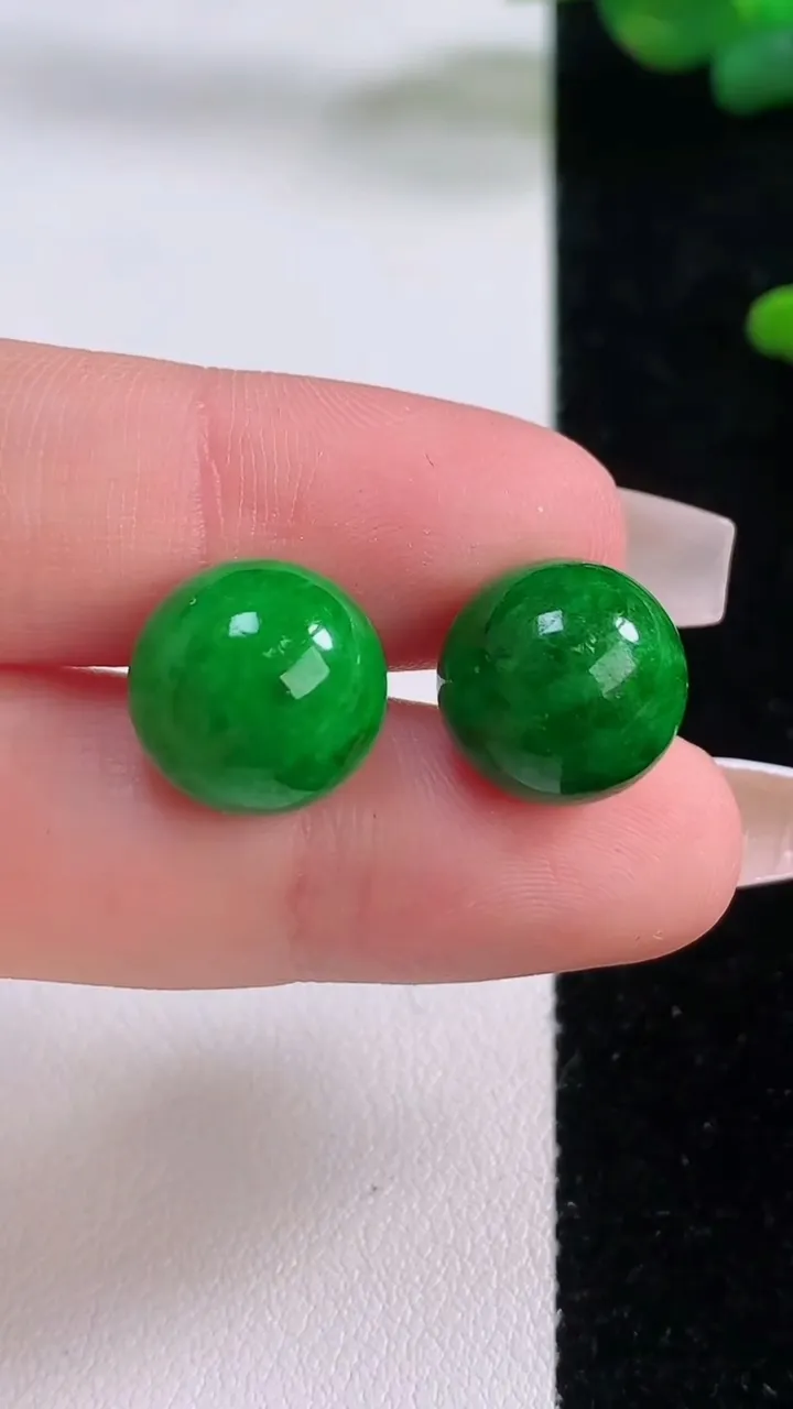 天然A货翡翠圆珠镶嵌件一对，尺寸12.4，重量:9.07g
12月6日